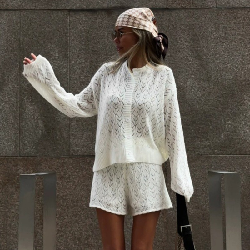Knitted Cardigan Men - Dwuczęściowy zestaw damski: białe dzianinowe szorty